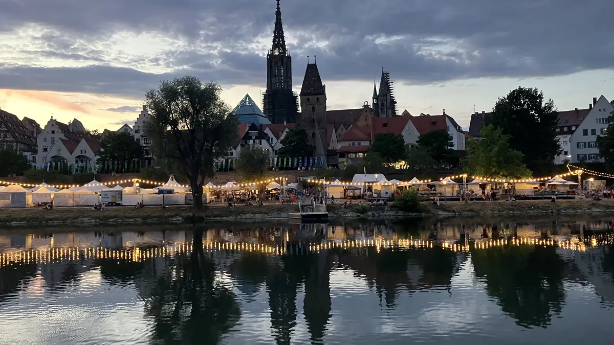 14. Donaufest 2026, stimmungsvoll abends mit Spiegelung des Münsters und der Stadtsilhouette in der Donau
