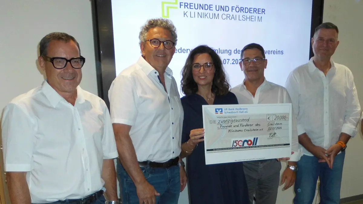 Sabine Pflug-Roll und Ronny Pflug überreichten einen 20 000-Euro-Scheck auf der Hauptversammlung der „Freunde und Förderer des Klinikums Crailsheim“ an Professor Dr. Alexander Bauer, Stefan Schmidt-Weiss und Dr. Jens Rossek (von links).
