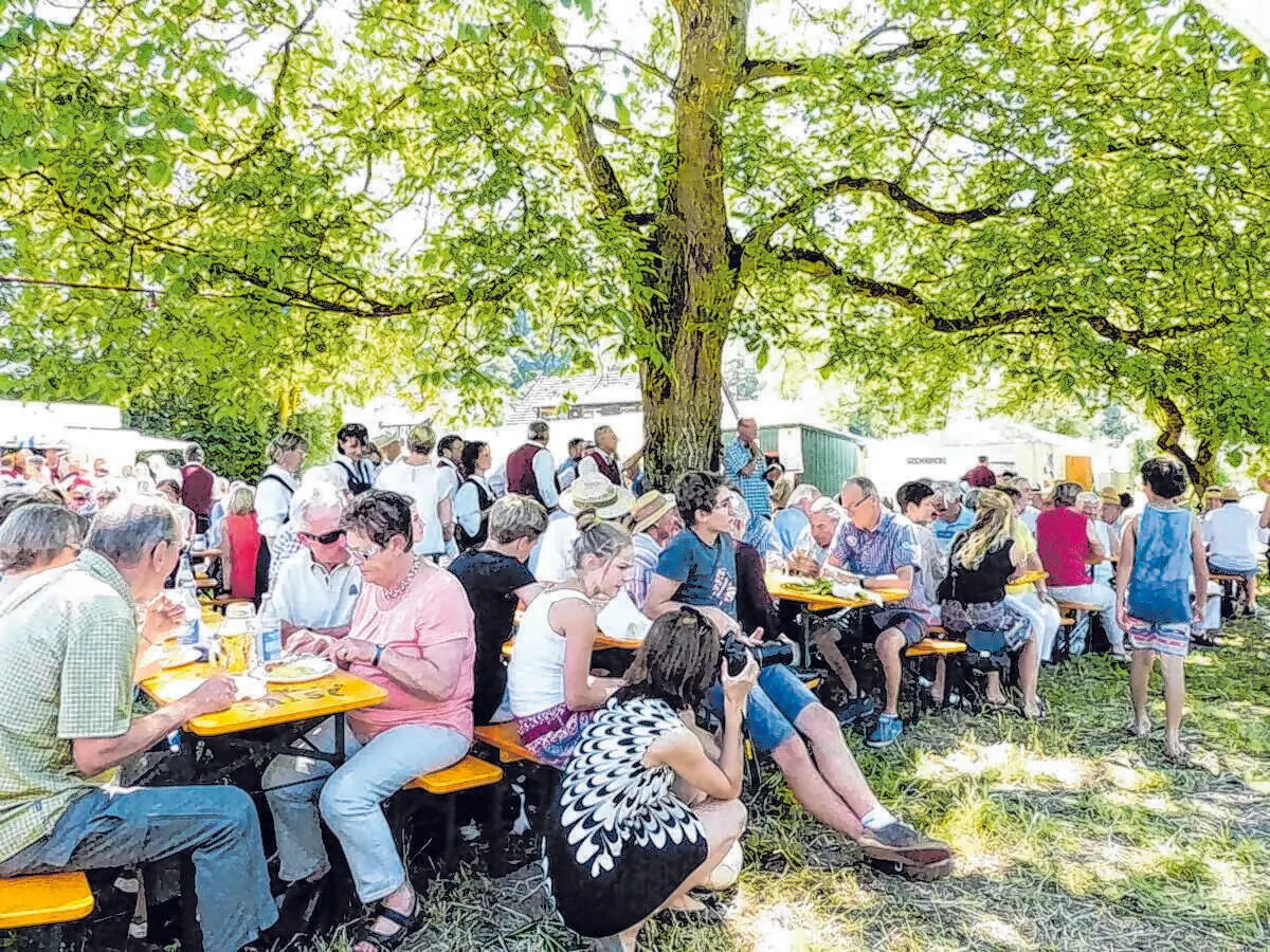 Unter Bäumen lässt sich’s beim Gartenfest im Oberen Wiestal gut sitzen.⇥Foto: pr