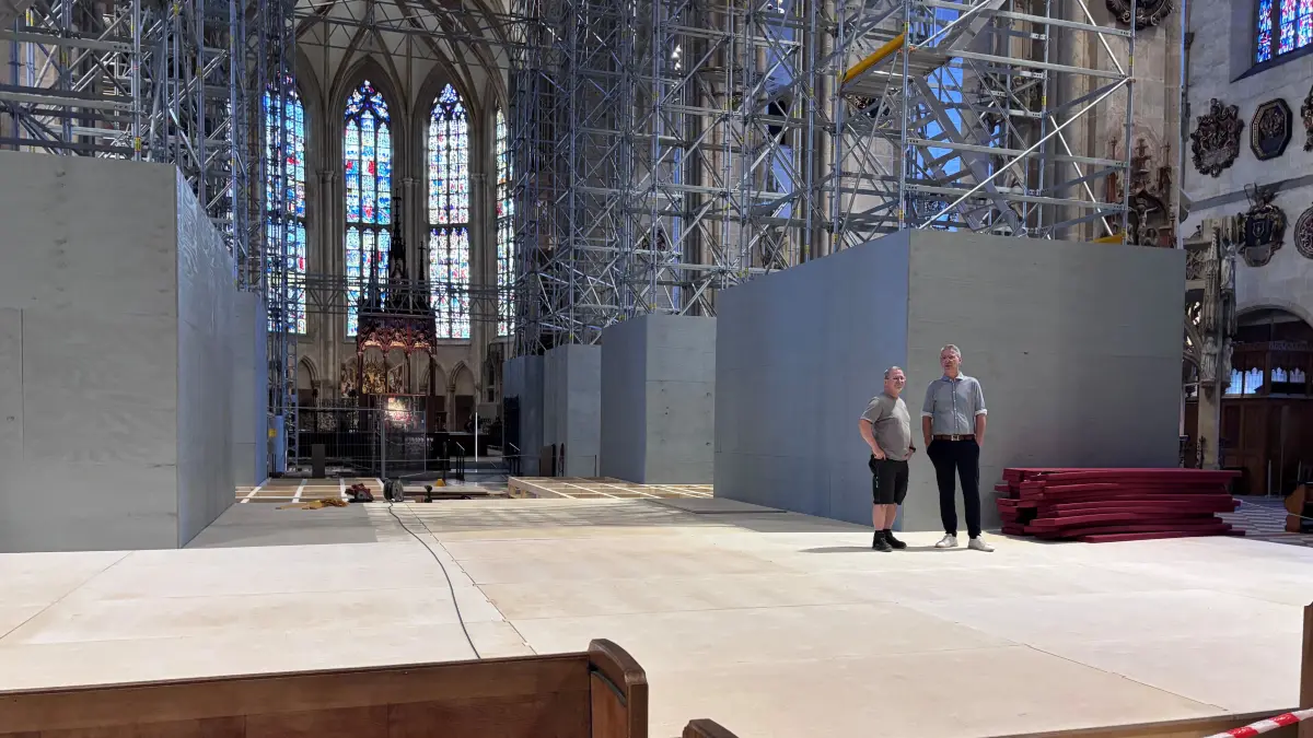Das Podest fürs Schwörkonzert im Münster steht.