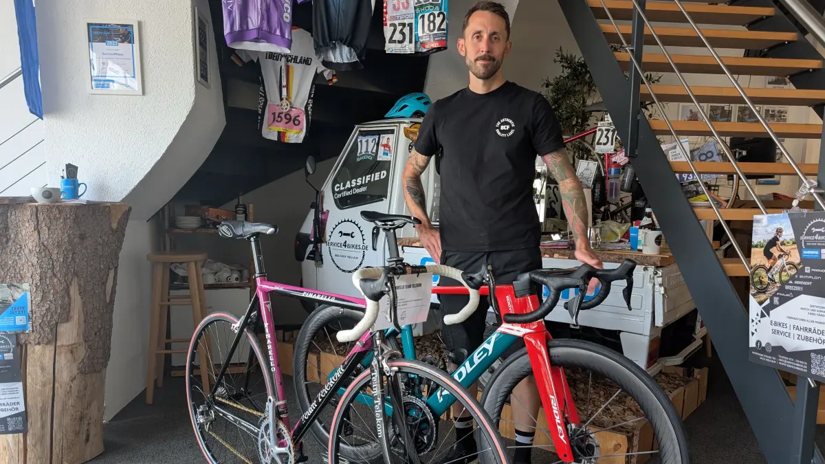 Roberto da Costa Meira hinter seinem Rad, vorne das von Jan Ullrich aus dem Jahr 2001.