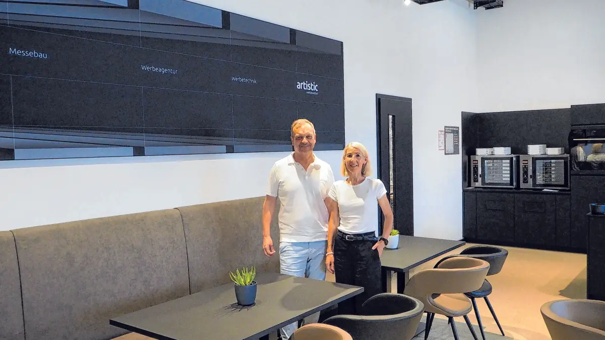 Stolz präsentieren Nicole und Peter Schaal die moderne Team-Lounge, das Highlight im Hallenneubau ihres modernen Werbe- und Messebauunternehmens. Hier wird nicht nur pausiert und gefeiert, sondern finden auch in-Haus-Fortbildungen, wie der betriebseigene „artistic-Skill-Campus“ statt.⇥Foto: Christian Steinhilber