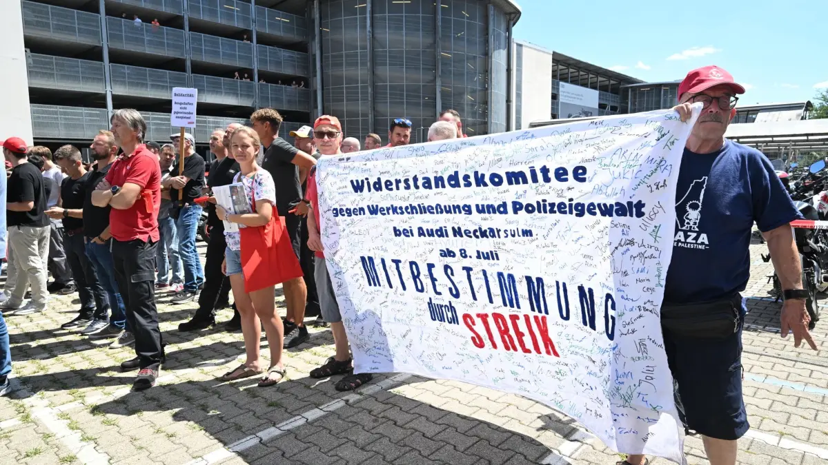 VW-Aufsichtsrat und IG-Metall-Protesttag - Neckarsulm: 09.07.2026, Niedersachsen, Neckarsulm: Betriebsräte, Vertrauensleute und Mitglieder der Jugendvertretung von Audi beteiligen sich an einer Informations- und Protestaktion der IG Metall vor dem Audi-Werk in Neckarsulm. Am Tag der Aufsichtsratssitzung der Volkswagen AG in Wolfsburg organisiert die IG Metall bundesweit Informations- und Protestaktionen an zahlreichen Standorten des Konzerns. Foto: Bernd Weißbrod/dpa +++ dpa-Bildfunk +++