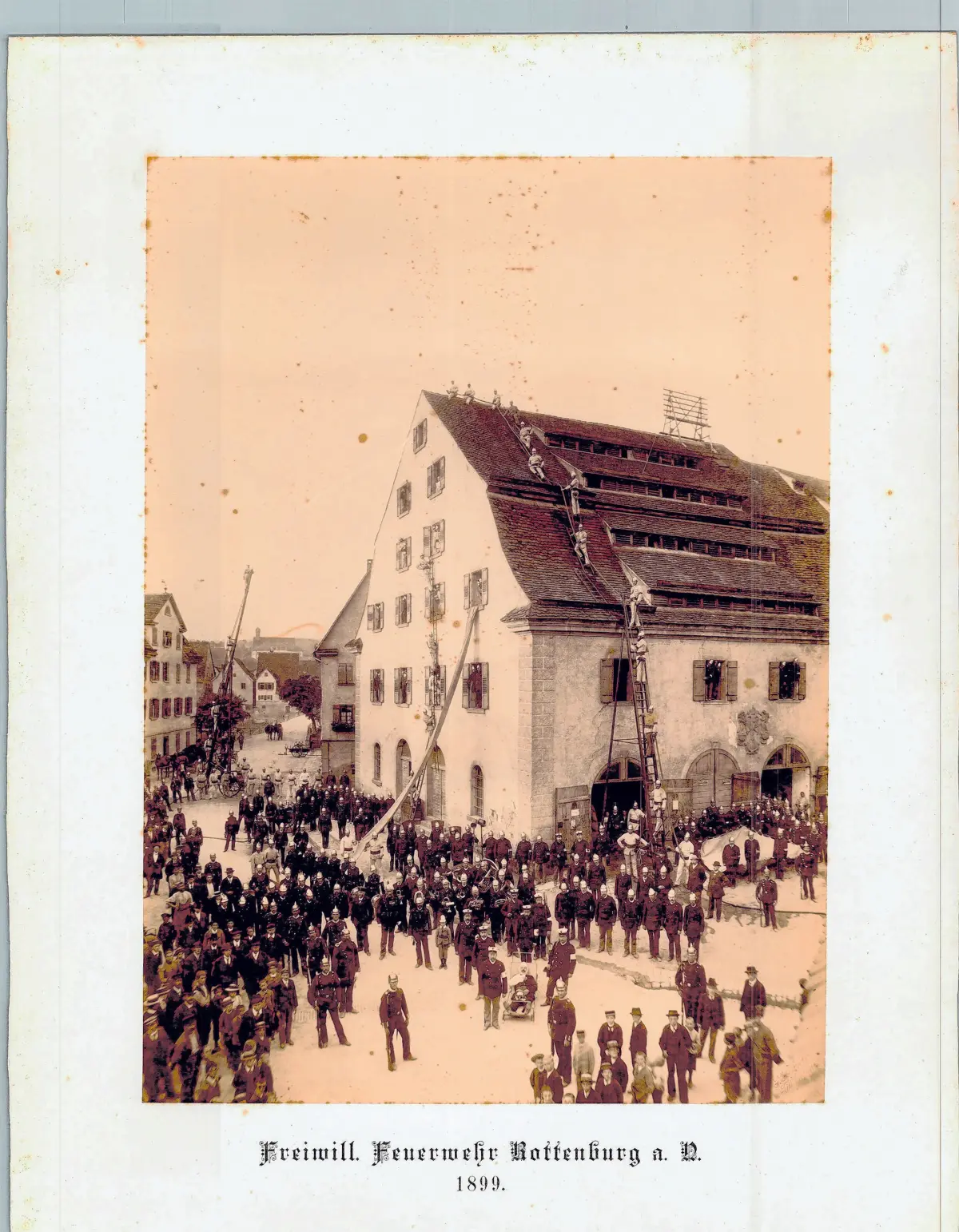 Im Jahr 1899 demonstrierten die Mitglieder der Feuerwehr Stadtmitte ihr Können.
