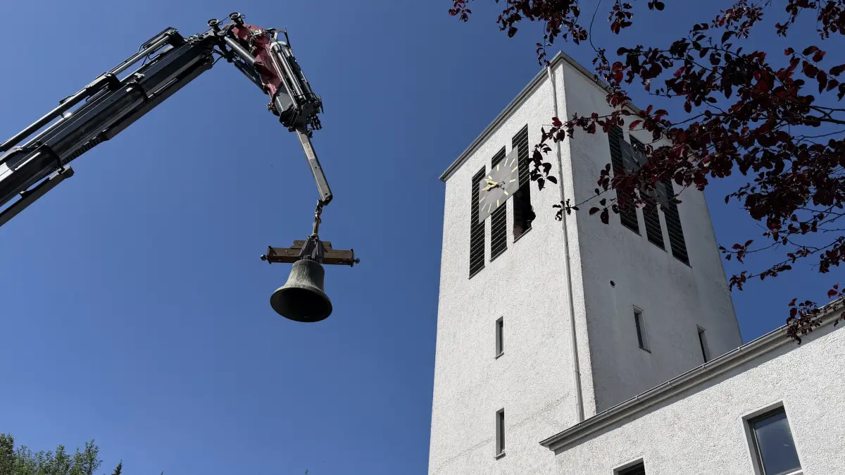 Die kleinste der drei Glocken wird aus dem Glockenstuhl der Erlöserkirche in Ebingen geholt.