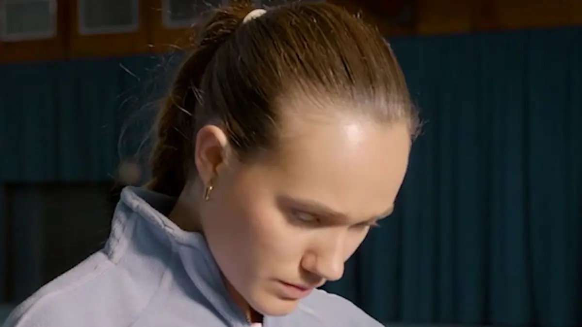 Ein Wiedersehen mit ihrem Peiniger Valentin (Johannes Groeger) wirft Joana (Josephine Martz) aus der Bahn.