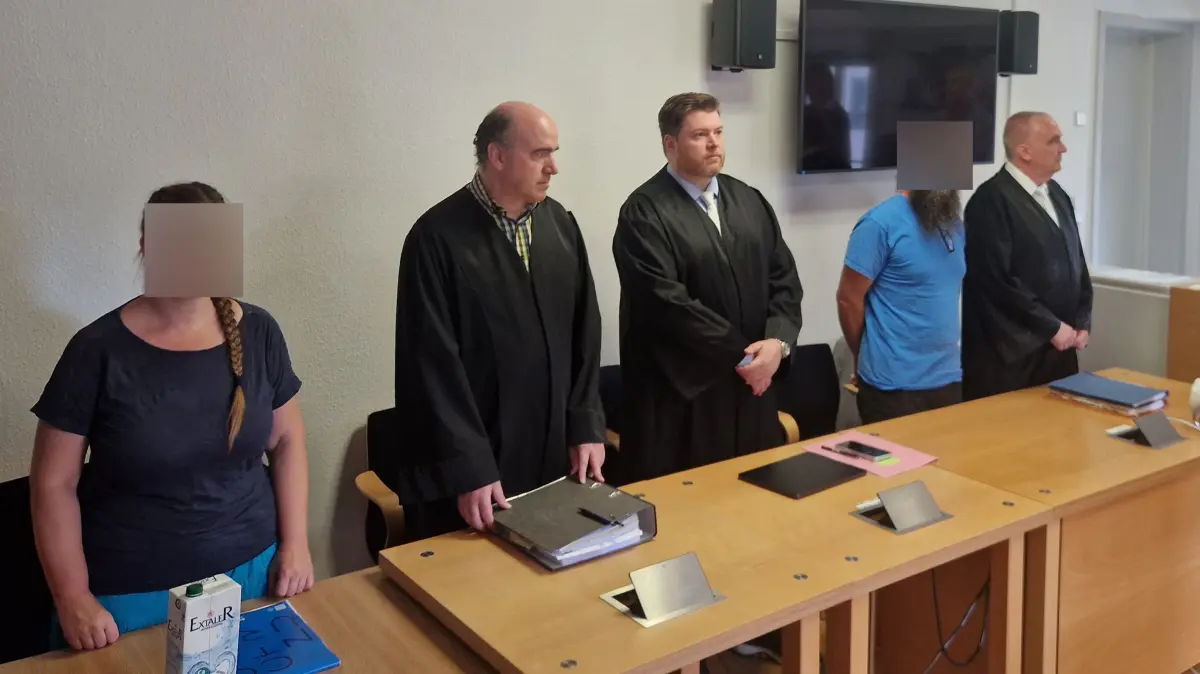 Die Angeklagten mit ihren Rechtsanwälten im Gerichtssaal des Amtsgerichts Horb. Die Staatsanwaltschaft wirft den Eltern fahrlässige Tötung ihres Sohens vor.