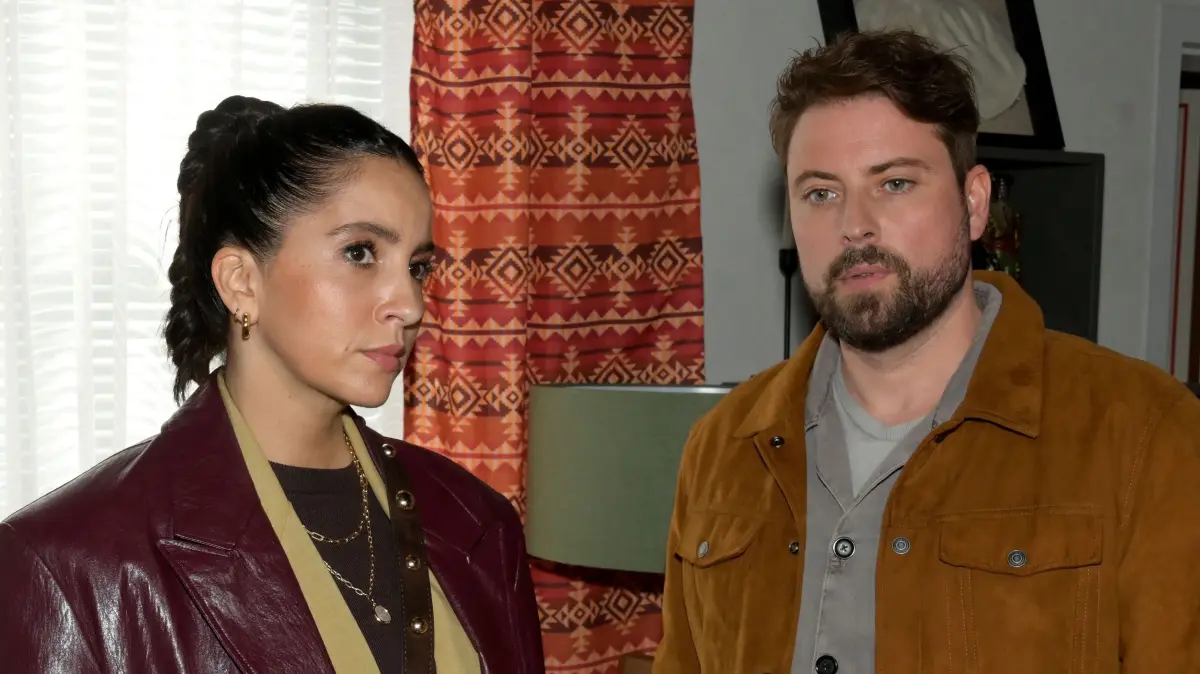 Laura (Chryssanthi Kavazi) und John (Felix von Jascheroff) werden auf ihre Vergangenheit mit Zoe zurückgeworfen.