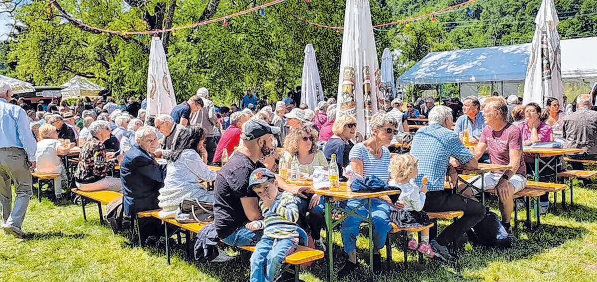 Schön im Grünen sitzt es sich beim Weilemer Gartenfest.⇥Foto: Dorfgemeinschaft