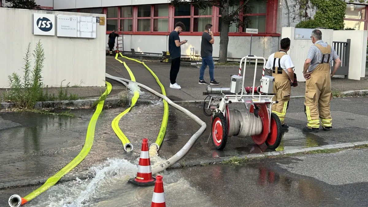 Wasserrohrbruch bei der Telekom . Feuerwehr verhindert große Schäden an sensibler Telkommunikations technik.