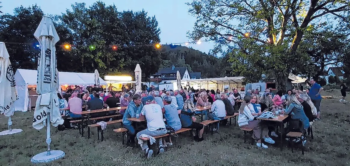 Gartenfest-Atmosphäre am Abend.⇥Foto: Dorfgemeinschaft