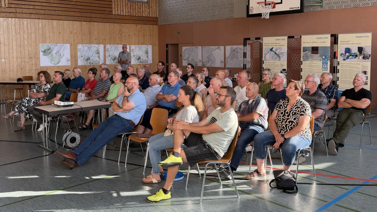 Gut 30 Besucher haben sich bei einer Info-Veranstaltung zum Thema Starkregenrisikomanagement in der Turn- und Festhalle Boll informiert.