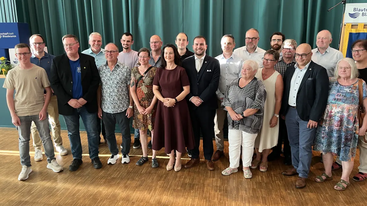 Der neue Blaubeurer Bürgermeister Robin Menholz - hier inmitten seines Gemeinderats - ist am Donnerstagabend festlich in sein Amt eingeführt worden.