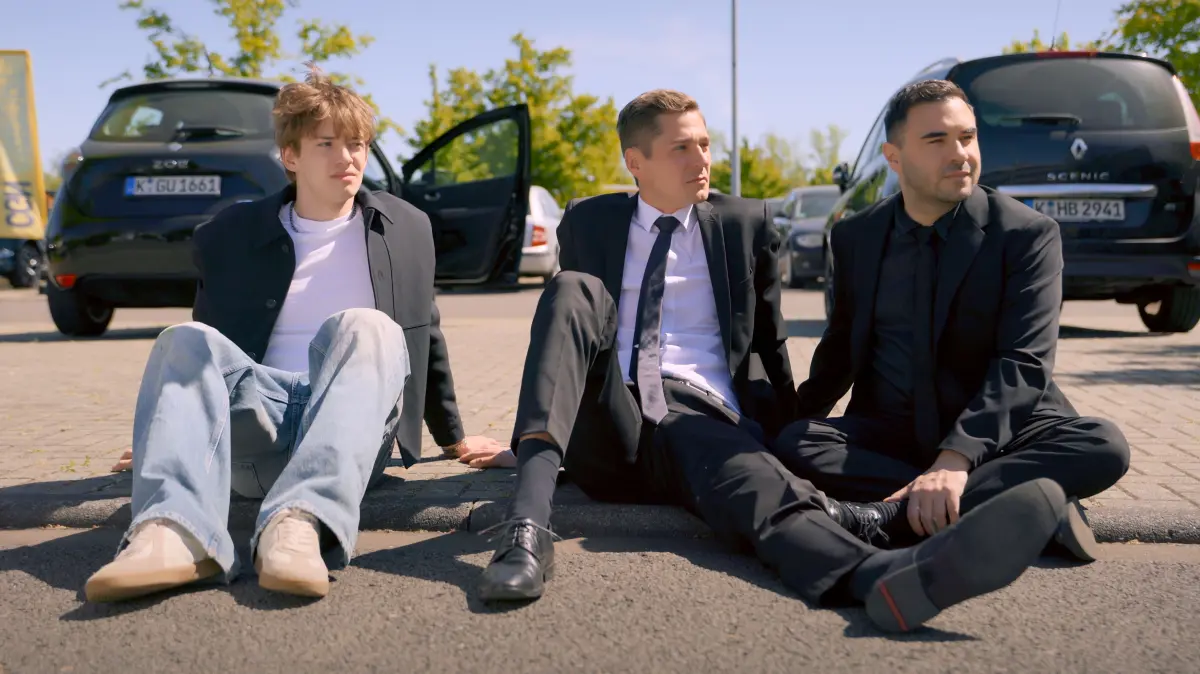 Easy (Lars Steinhöfel, r.) und Ringo (Timothy Boldt, M.) genießen den Triumph über Alexander und freuen sich über Julius' (Lennox Halm) Entscheidung, seinen Schulabschluss nachzuholen.