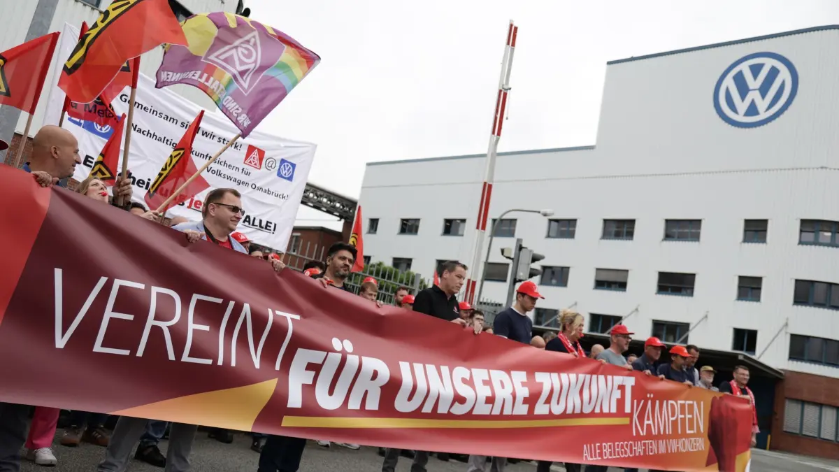 VW-Aufsichtsrat und IG-Metall-Protesttag - Osnabrück: 09.07.2026, Niedersachsen, Osnabrück: Vertrauensleute, Betriebsräte sowie Jugend- und Auszubildendenvertretungen von Volkswagen beteiligen sich an einer Informations- und Protestaktion der IG Metall vor dem VW-Werk in Osnabrück. Am Tag der Aufsichtsratssitzung der Volkswagen AG in Wolfsburg organisiert die IG Metall bundesweit Informations- und Protestaktionen an zahlreichen Standorten des Konzerns. Foto: David Ebener/dpa +++ dpa-Bildfunk +++