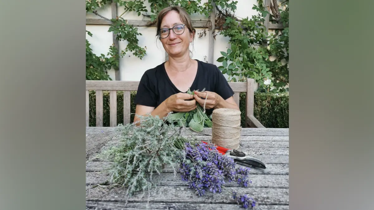 Tanja Graf sammelt im Sommer die Kräuter für ihre Kräutertees.