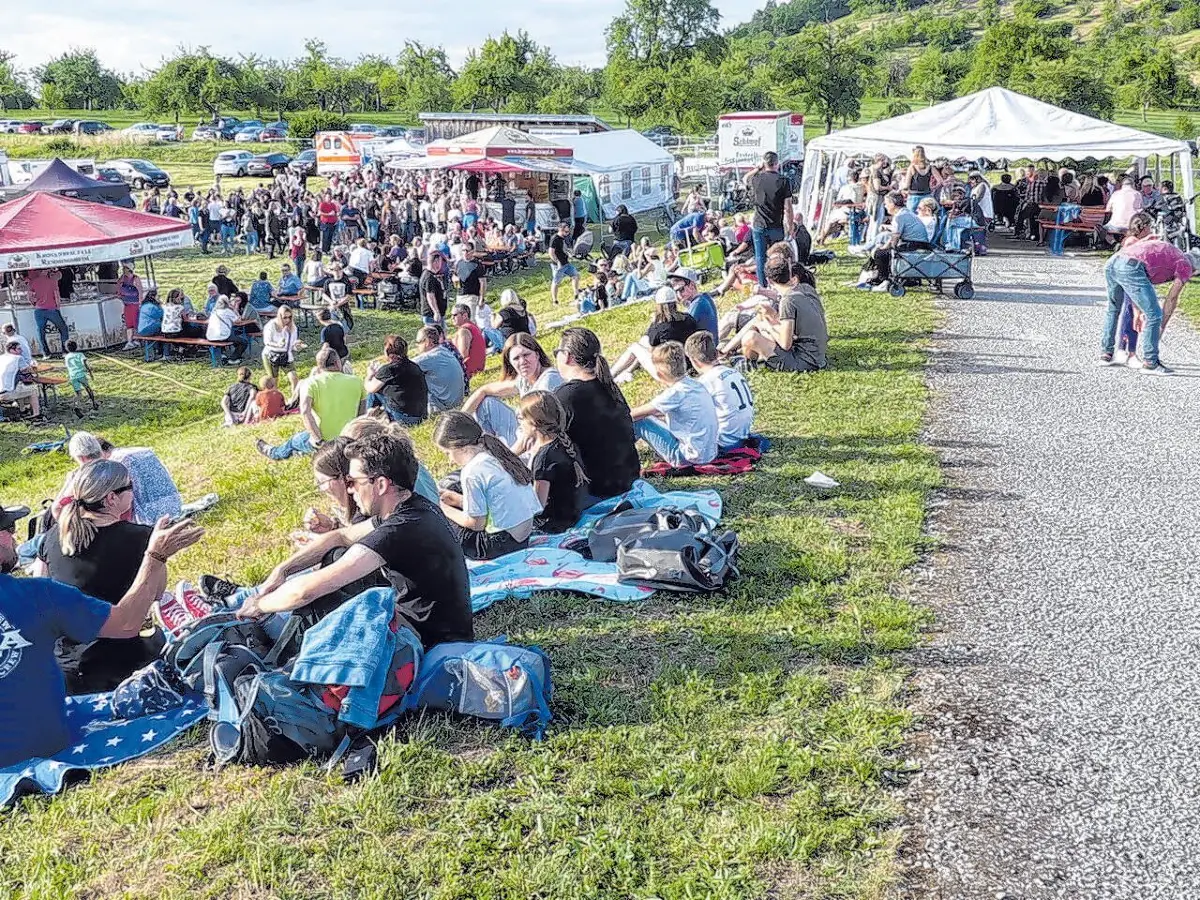Rock geht auch gemütlich: Bei einer Portion Pommes und einem Kaltgetränk auf der Wiese sitzen und den Klängen einer E-Gitarre lauschen. Foto: Werner Bauknecht