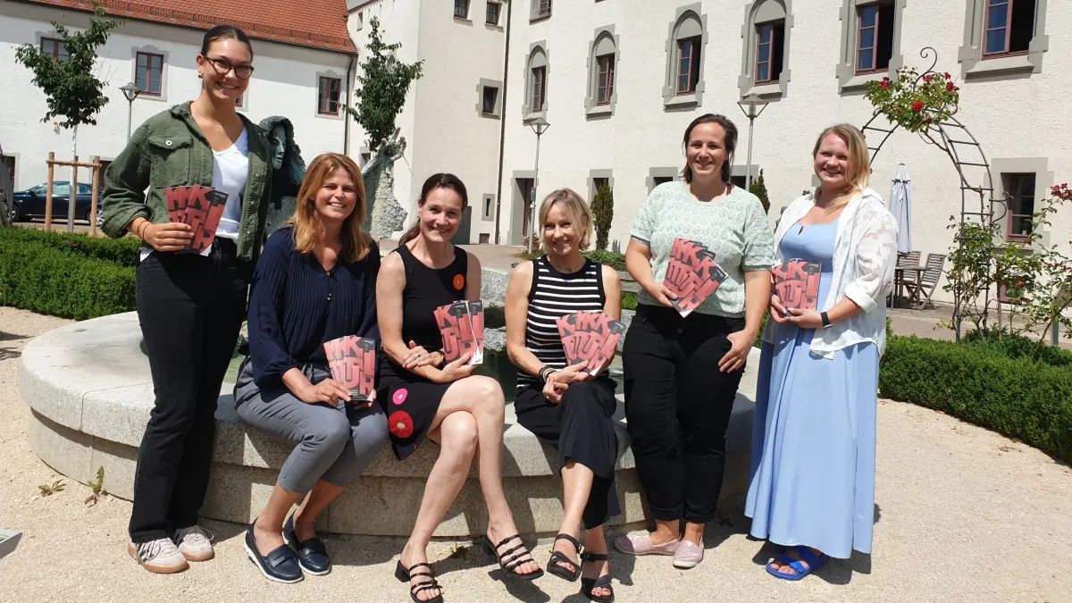 Anna Bloching, Monika Bozic, Benedicta Walser, Marion Greiner-Nitschke, Tanja Waldeck und Julia-Isabella Merath habenden neuen Kultur-Spielplan vorgestellt.