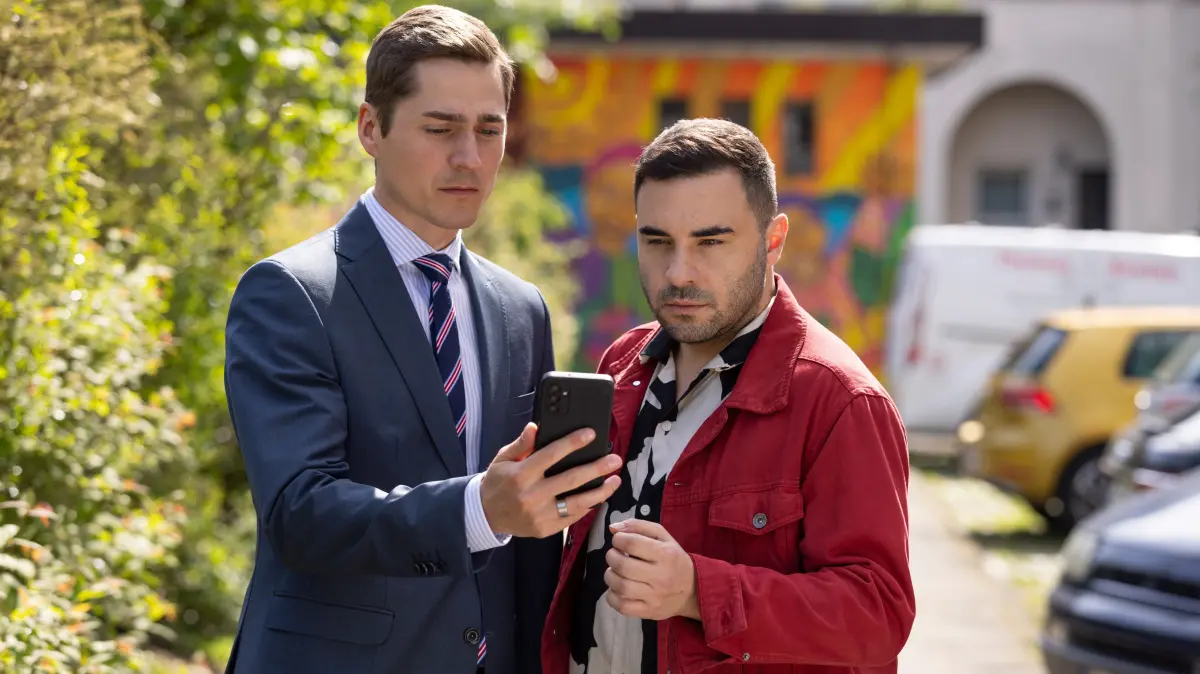 Ringo (Timothy Boldt, l.) und Easy (Lars Steinhöfel) erfahren entsetzt von Julius' Übersprungshandlung.