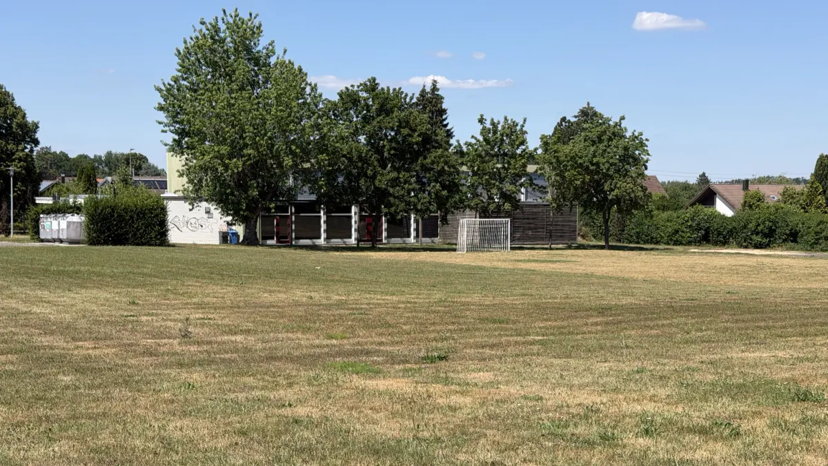Auf dem Bereich hinter der Turn- und Festhalle Stetten will die Stadt einen neuen Kindergarten bauen.