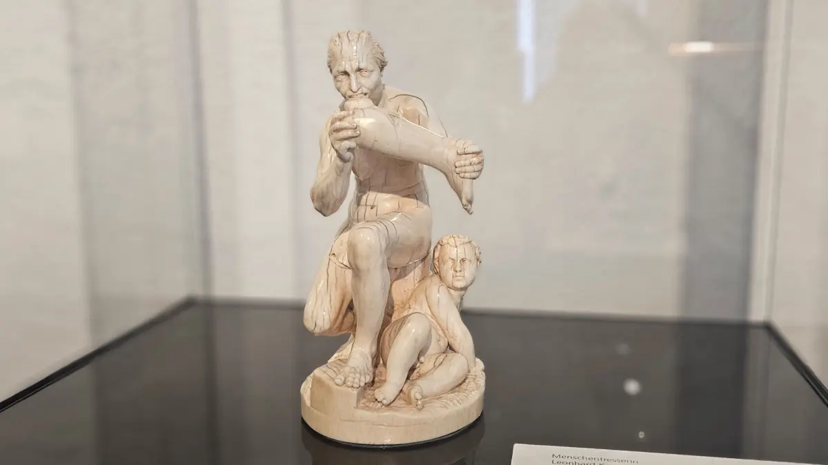 Die Menschenfresserin, Skulptur aus Elfenbein von Leonhard Kern
