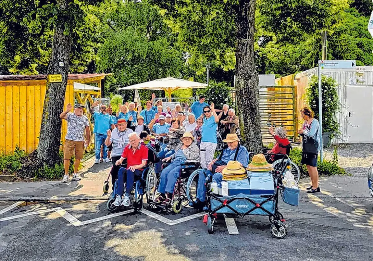 In der PKS Tagespflege wird Gemeinschaft großgeschrieben und das nicht nur in den Räumen. Mit den Gästen ist das Team oft draußen unterwegs und genießt die schönen Seiten des Lebens. ⇥Fotos: PKS