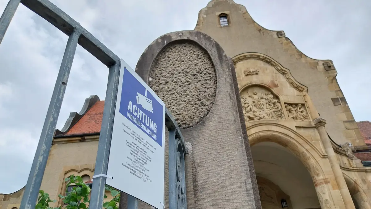 Der Kirchgarten der Ebinger Martinskirche wird nun videoüberwacht.