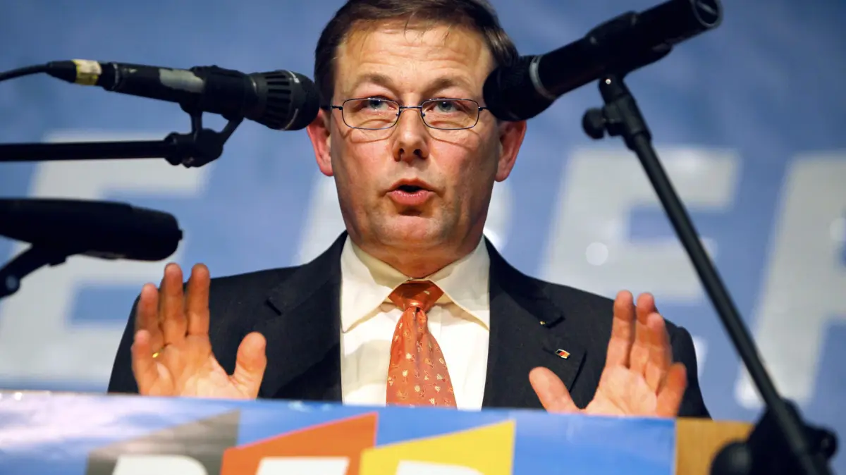 Der Bundesvorsitzende der Republikaner, Rolf Schlierer, spricht am Samstag (14.03.2009) beim Bundesparteitag der Republikaner in Veitshöchheim (Unterfranken). Foto: Marcus Führer dpa/lby +++ dpa-Bildfunk +++