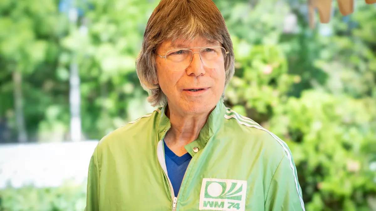 Die Jacke sitzt auch 52 Jahre später noch. Walter Ansel aus Bästenhardt durfte 1974 bei der WM in Deutschland bei einigen Spielen als Ordner dabei sein.