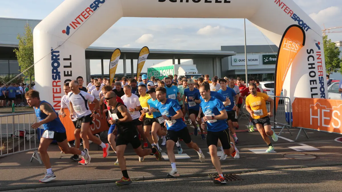 Dichtes Gedränge beim Start. Wer ganz hinten steht, muss fast eine Minute warten, bis es endlich auf die 4,5 Kilometer lange Laufstrecke gehen kann.