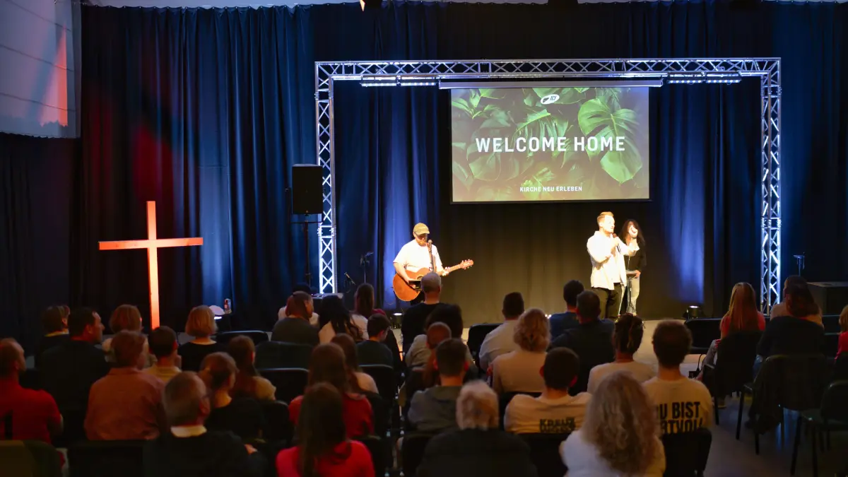 An den „Celebrations“ steht Pastor Josua Fiedler am Mikrofon. Die Räumlichkeiten in Münsingen werden zwar bereits genutzt, am Sonntag, 19. Juli, ist aber die große Einweihung.