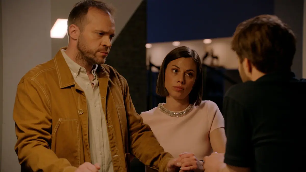 Erik (Patrick Heinrich) gerät mit Julian (Onno Buß) aneinander. Matilda (Anna-Katharina Fecher) muss ihren Freund verteidigen.