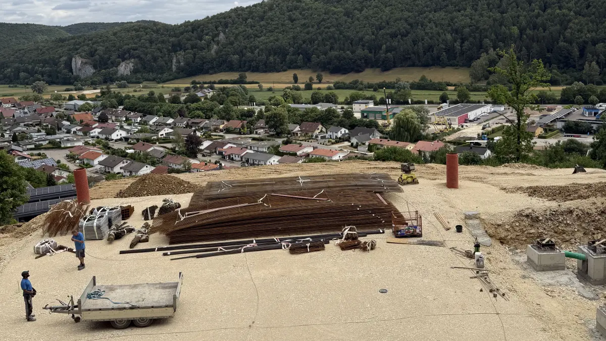 Baustahl für den Hochbehälter. Oberhalb von Schelklingen wird für mehr als 3 Millionen Euro ein neuer Wasserspeicher gebaut.