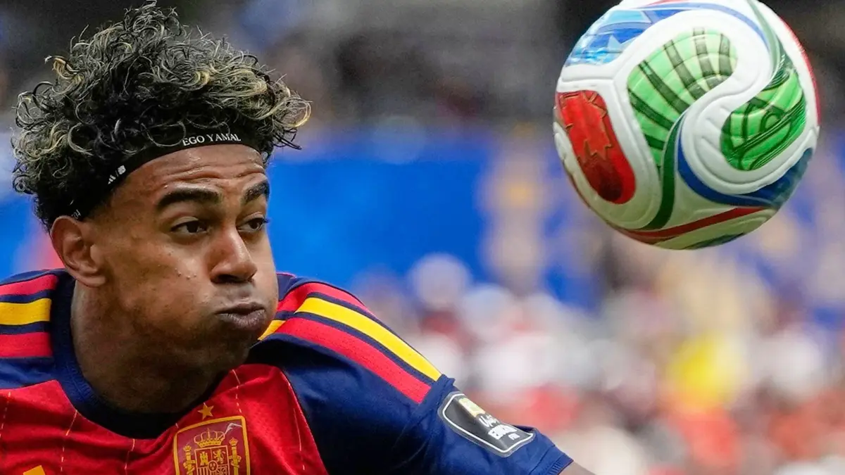 WM 2026 - Spanien - Belgien: 10.07.2026, USA, Inglewood: Fußball, Männer, WM 2026, Spanien - Belgien, Viertelfinale, Los-Angeles -Stadion in Inglewood. Der Spanier Lamine Yamal trägt ein Stirnband mit der Aufschrift „Ego Yamal“ und blickt auf den Ball. Foto: Andre Penner/AP/dpa +++ dpa-Bildfunk +++