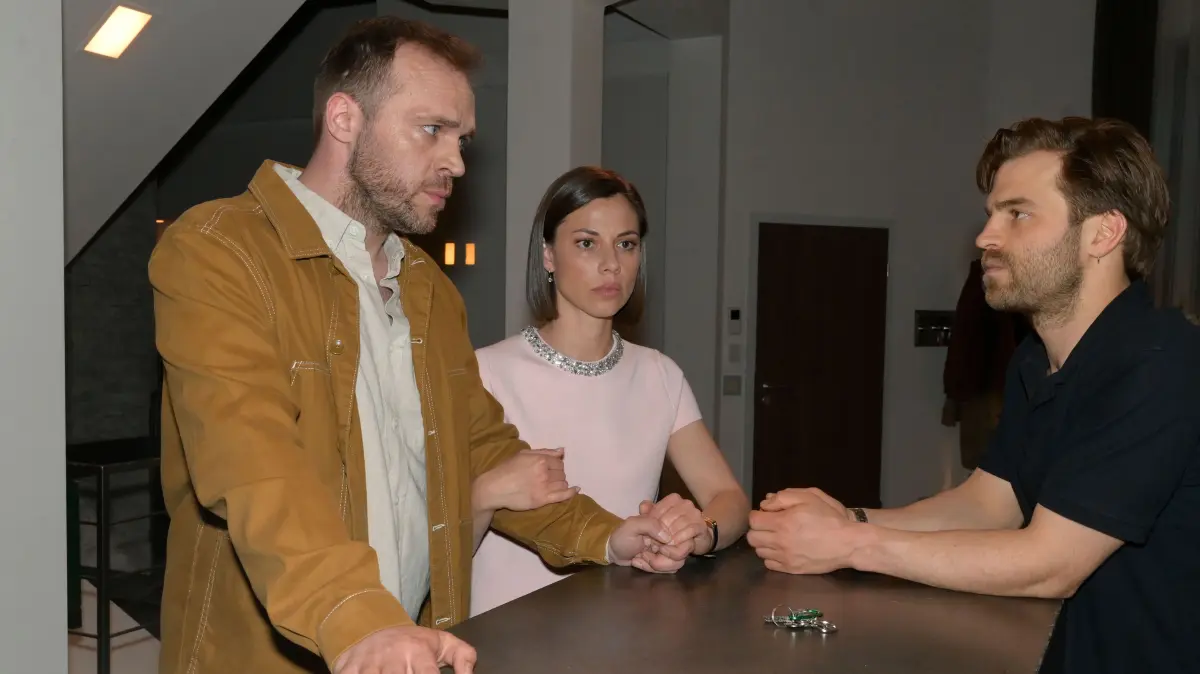 Julian (Onno Buß, r.) fällt es schwer, seine Vorbehalte gegen Erik (Patrick Heinrich) abzulegen. Matilda (Anna-Katharina Fecher) muss schlichten.
