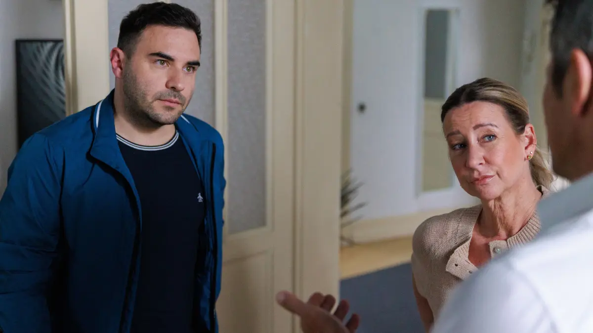 Easy (Lars Steinhöfel, l.) will verzweifelt alles dafür tun, wenigstens Julius zu beschützen. Rechts Ute (Isabell Hertel) und Benedikt (Jens Hajek)