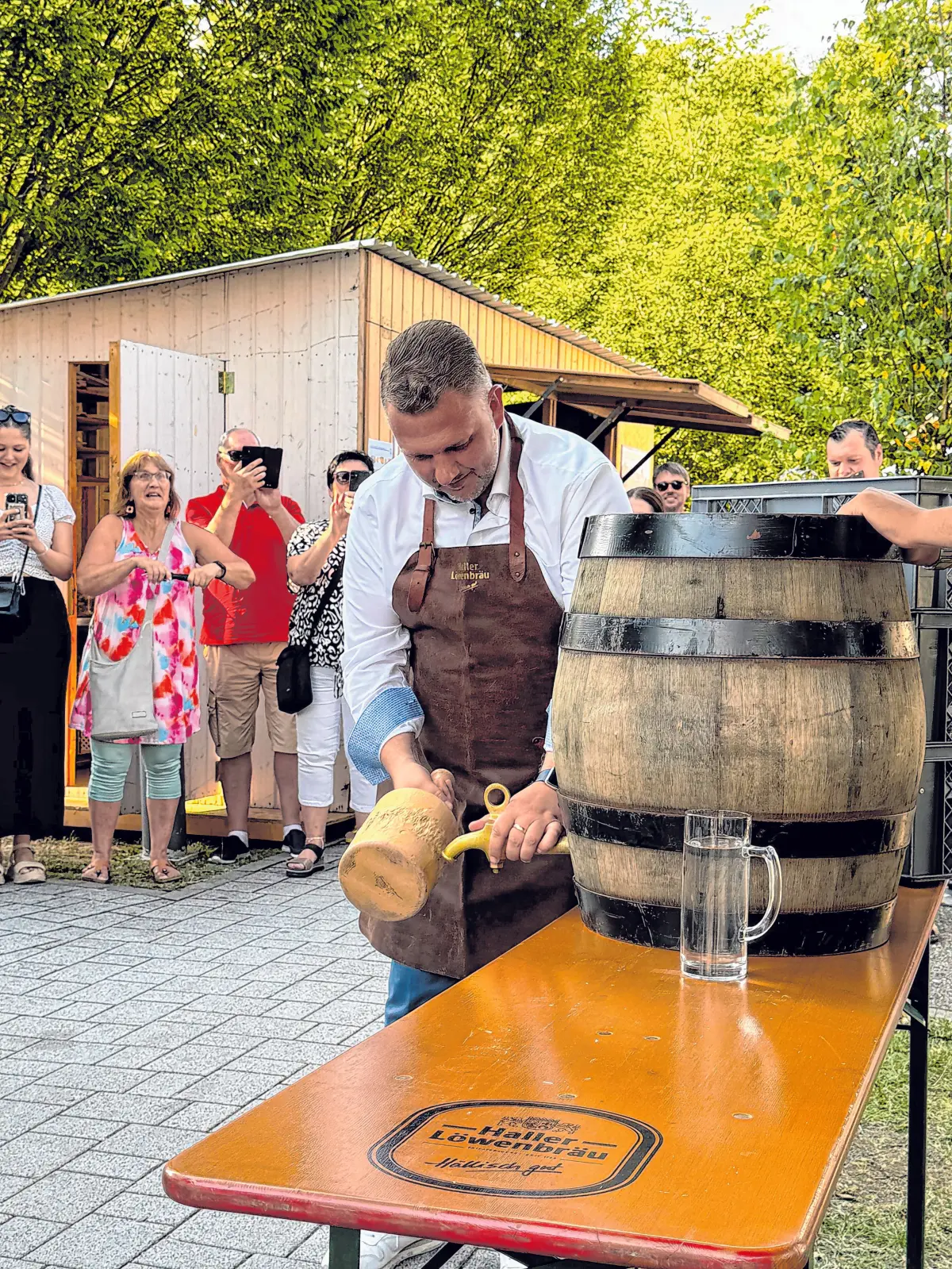 Bürgermeister Stephan Türke eröffnet mit dem traditionellen Fassanstich das Schenkenfest.⇥Fotos: privat