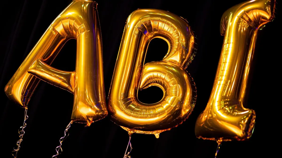 Abitur - Symbolbild: ARCHIV - 17.07.2021, Niedersachsen, Hildesheim: Luftballons bilden den Schriftzug "Abi". (zu dpa: «Zwei Mal Bestleistung – so schnitten Schüler im Abi ab») Foto: Moritz Frankenberg/dpa/dpa-tmn +++ dpa-Bildfunk +++