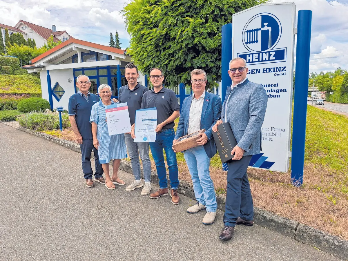 Die Übergabe der Urkunde zum 75-jährigen Bestehen fand am 6. Juli statt. Mit dabei waren (v.l.): Hans Jürgen und Brigitte Gluns, Moritz Heinz, Markus Gluns, Gerold Imhof (Geschäftsführer Kreishandwerkerschaft Tübingen), Alexander Wälde (Präsident Handwerkskammer Reutlingen).⇥ Fotos:Bettina Puth