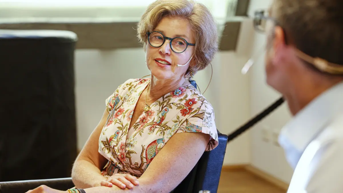 Sophie von Bechtolsheim, Enkelin von Claus Schenk Graf von Stauffenberg, spricht in der Haller Volkshochschule über ihren Großvater.