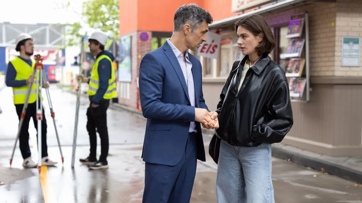 Larissa (Ilka Mahrholz) blickt dem Moment der Wahrheit angespannt entgegen. Links Matthias Sauer (Gabriel Merz)