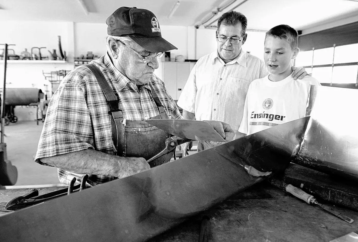 Gründer Eugen Heinz (links) und Schwiegersohn Hans Gluns (Bildmitte) sowie Enkel Moritz Heinz, der dem Opa in der Werkstatt schon mal über die Schulter guckt. ⇥Archivfoto 2001: Rippmann
