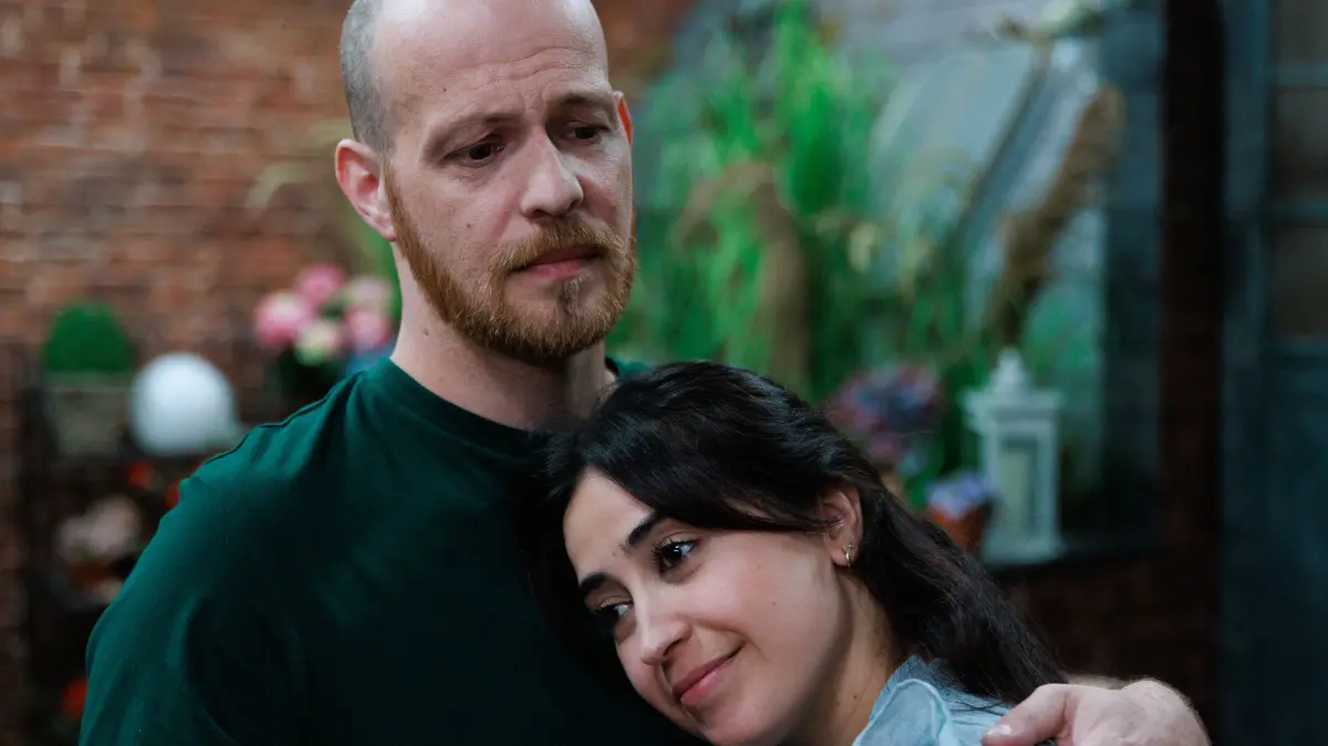 Tobias (Patrick Müller) fühlt sich nach seiner Erkenntnis unwohl, als Esma (Özge Delioglan) seine Nähe sucht.