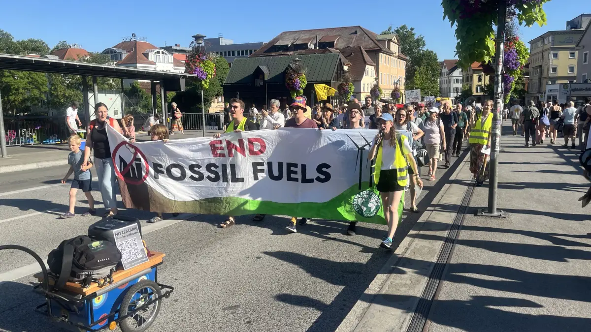 End Fossil Fuels: Der Demozug startete am Ende der Uhlandstraße.