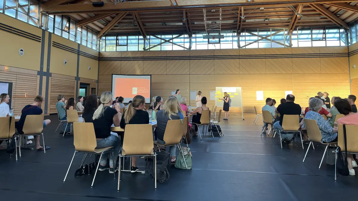 Rund 100 Eltern, Lehrkräfte und Gemeinderäte kamen zum Bürgerdialog über die Zukunft der Hohensteinschule in die Hohensteinhalle.