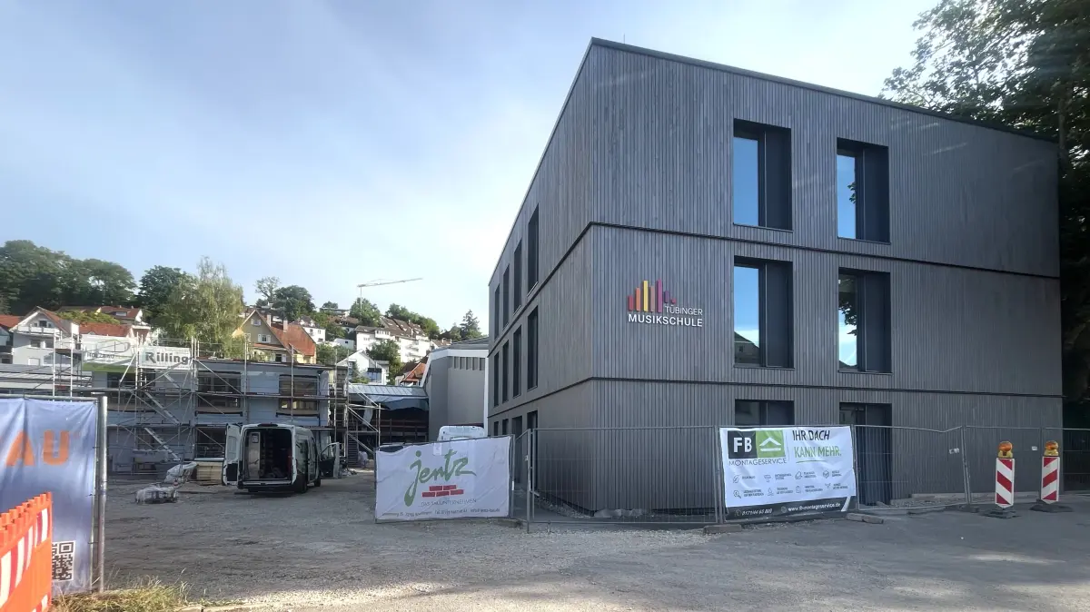 Musikschule Tübingen: rechts der Neubau, links entsteht das neue Verwaltungsgebäude.