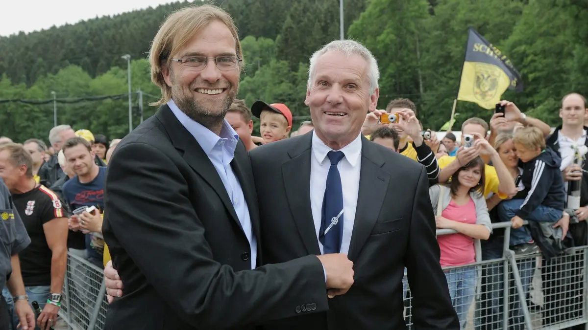 FUSBALL Meistertrainer Klopp (BVB Dortmund) beim Empfang im Heimatort Glatten: Vorsicht: Dieses Foto ist möglicherweise nur für den einstigen Verlag Schwäbisches Tagblatt verwendbar. FUSSBALL 1. BUNDESLIGA SAISON 2010/2011 10.06.2011
Meistertrainer Juergen Klopp (li, Borussia Dortmund) mit seinem ehemaligen A-Jugendtrainer des TuS Ergenzingen und heutigen Scout der Borussia Dortmund Walter Baur beim Empfang auf dem Sportgelaende seines Heimatverein SV Glatten (Kreis Freudenstatd)
FOTO: Pressefoto ULMER/Markus Ulmer
xxxNOxMODELxRELEASExxx