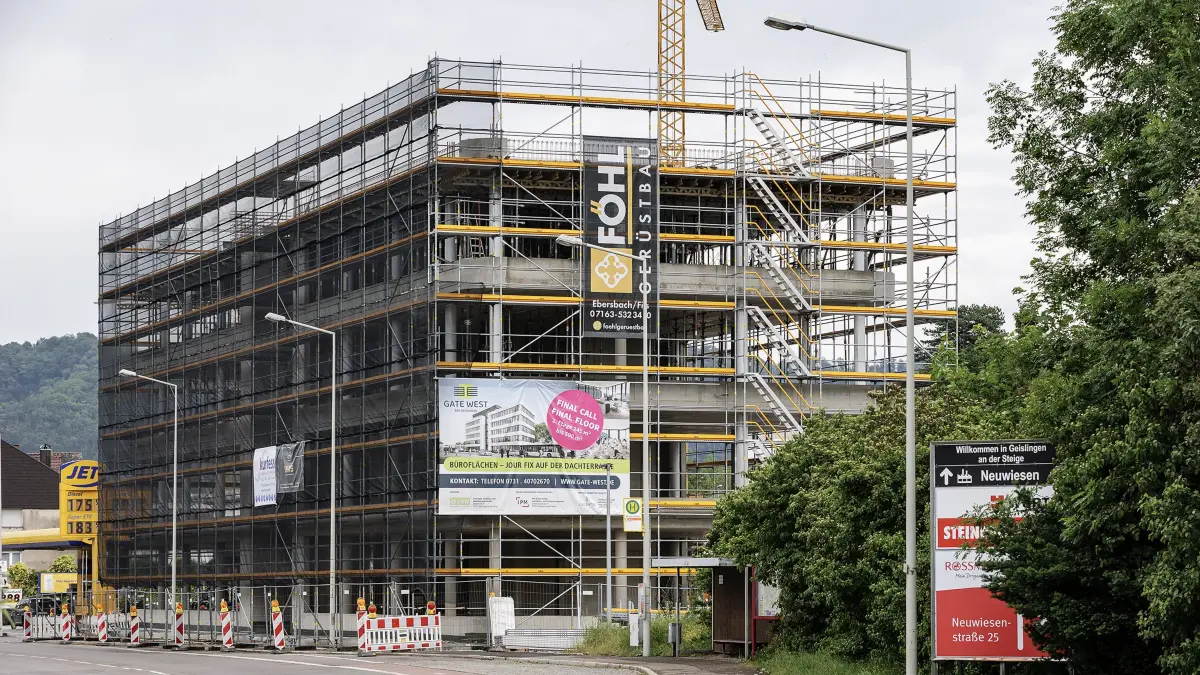 Mit dem Baufortschritt des Bürogebäudes "Gate West" am Geislinger Ortseingang ist GSW-Geschäftsführer Hansjorg Hagmayer zufrieden.