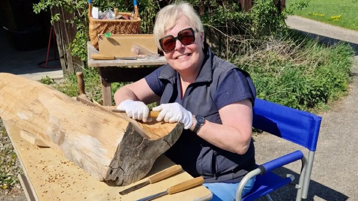 Ilka Grabe bei einem Holzbildhauer-Workshop in der Ländlichen Heimvolkshochschule in Waldenburg-Hohebuch.