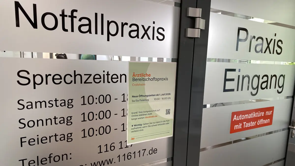 "Neue Öffnungszeiten ab 1. Juli 2026: Sa/So/Feiertag 10:00 - 16:00 Uhr": Ein Zettel an der Eingangstür der Bereitschaftspraxis im Altbau des Klinikums Crailsheim informiert über die neuen Sprechstundenzeiten.